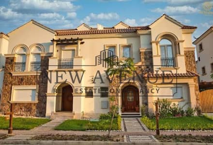 تاون هاوس كورنير للبيع في ديفينا جاردنز  Divina Gardens  في موقع متميز جدا جراج خاص  نصف تشطيب