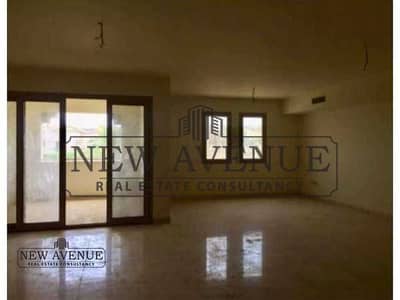 استلام فورى شقة للبيع فىب تاون كايرو إعمار Uptown Cairo Emaar  تشطيب كامل أرضيات رخام وخشب مطبخ مجهز بالكامل يشمل تكيفات خزانة ملابس واسعة مواقف سيارة