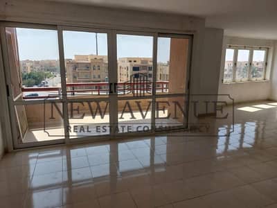شقة تشطيب كامل في مدينة الرحاب بجوار بوابة 13، بلكونة بإطلالة مميزة على الحديقة الداخلية، موقع هادئ ومميز قريب من الخدمات والمناطق الحيوية