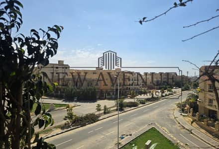 شقة بنتهاوس روف للبيع فى  فيلا الياسمين 3 El yassmeen villat فى موقع متميز جدًا فيو مفوح علي حديقه بحري تشطيب سوبر لوكس مع المطبخ جاهزة استلام فورى