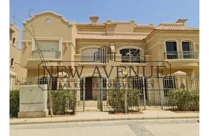 Twin House Prime location overlooking pool, landscape & water features