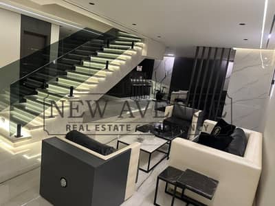 اس فيلا بحديقة تشطيب كامل استلام فوري في سراي Sarai S1 القاهرة الجديدة مطبخ ودريسنج موقع مميز سكن فاخر وفرصة استثمارية قوية