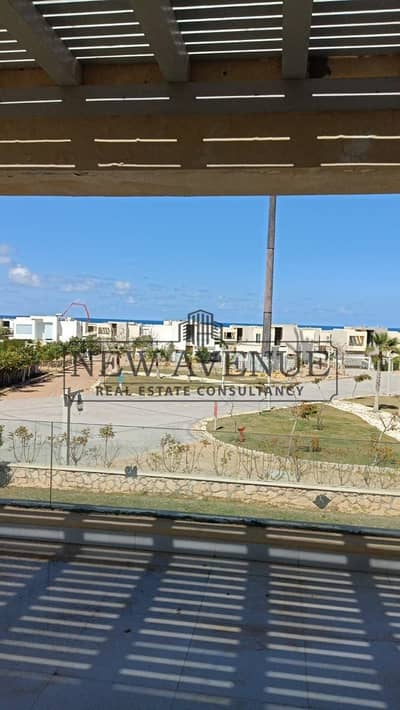 شاليه سينيور علوي مفروش بإطلالة بحر في Hacienda White هاسيندا وايت الساحل الشمالي جاهز للسكن موقع مميز بإطلالة مباشرة على البحر من بالم هيلز