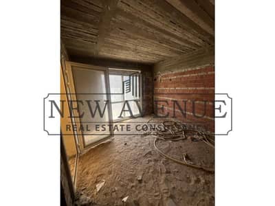 شقة نصف تشطيب للبيع في كمبوند سراي،Sarai compound  مساحة البناء 126 متر مربع غرفتين نوم 3 حمامات