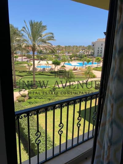 شاليه متشطب مفرش  بالكامل بخزائن مطبخ وأجهزة التكييفات  يطل علي حمام سباحة في مراسي كاتانيا الساحل الشمالي