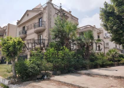 ڤيلا تشطيب كامل للبيع في الحي الاول نيو كايرو  in New Cairo موقع مميز   تطل علي حديقة استلام فوري