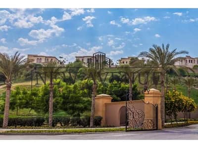 للبيع في اب تاون كايرو المقطم Uptown Cairo El mokatem من تطوير شركة إعمار فيلا مستقلة جاهزة للسكن بتشطيبات كاملة يطل على ملعب الغولف