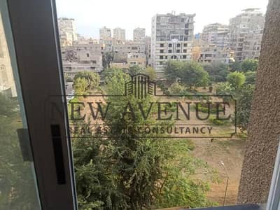 شقة بإطلالة مفتوحة للبيع في مصر الجديدة، مساحة البناء ٢٢٠ متر مربع، ٣ غرف نوم، حمامان، استقبال (٤ قطع)