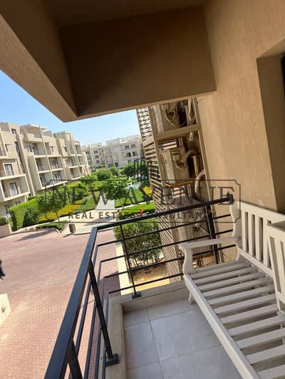 شقة متشطبه مع المطبخ و التكييفات استلام فوري في Fifth Square فيفث سكوير المراسم التجمع الخامس موقع مميز جدا ڤيو علي لاندسكيب بحري