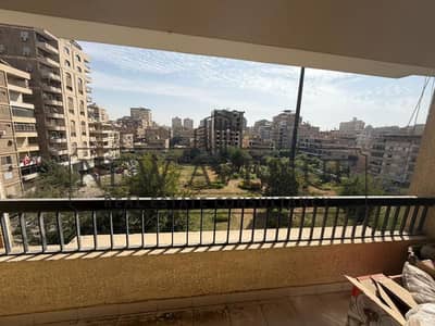 شقة جاهزة للسكن بتشطيبات كاملة للبيع في مصر الجديدة