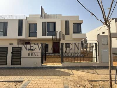 توين هاوس  جاهز للسكن بإطلالة على المناظر الطبيعية نصف تشطيب في سوديك ايست Sodic East Shorouk للبيع  مساحة ٢٤٥ متر ٣ غرف نوم و ٤ حمامات و غرفة للخادمة