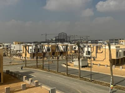 فيلا توين هاوس كاملة التشطيب في زد إيست ZED EAST التسليم يونيو المقبل المساحة المبنية 226 م² مع حديقة 335 م² 3 غرف