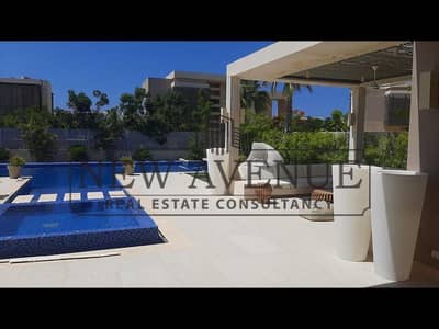 فيلا مستقلة كاملة التشطيب مع حمام سباحة في هاسيندا وايت Hacienda White مساحة البناء 550 متر مربع  5 غرف نوم 7 حمامات غرفة خادمة