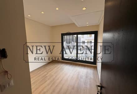 دوبلكس 3 غرف نوم جاهز للسكن تشطيب كامل بالتكيفات بموقع مميز مع حديقة في تريو جاردنز Trio Gardens New Cairo و مساحته 226 متر مع حديقة 54 متر