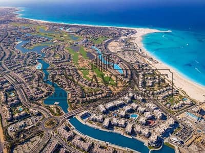 شاليه يطل على حمام سباحة جاهز للاستلام فى مراسى