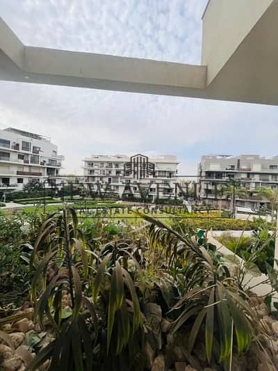 شقه متشطبه بلكامل ومفروشه فى الدور الاول تطل على landscape موقع متميزللبيع فى V Residence Sodic Villette