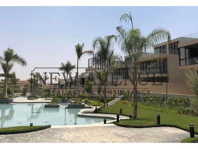 فيلا مستقلة في بوتيك ليك Lake view Boutique جاهزة للسكن مع حمام سباحة موقع متميز جدا يطل على البحيرة ويطل على المساحات الخضراء مساحة 625 متر 6 غرف