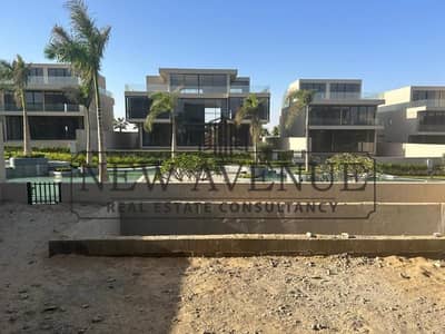 فيلا مستقلة في بوتيك ليك Lake view Boutique جاهزة للسكن مع حمام سباحة موقع متميز جدا يطل على البحيرة ويطل على المساحات الخضراء مساحة 625 متر 6 غرف