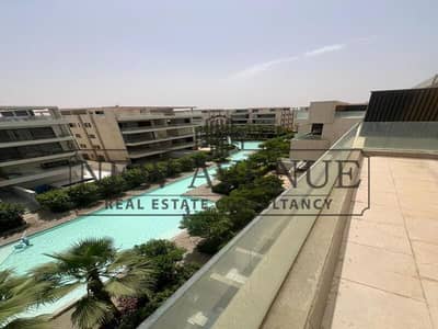 بنتهاوس للبيع في ليك فيو ريزيدنس Stella Sidi Abdelrahman - North Coast مساحة المبانى 345 مترًا مسبح غرفة غسيل استقبال مطبخ صغير تراس
