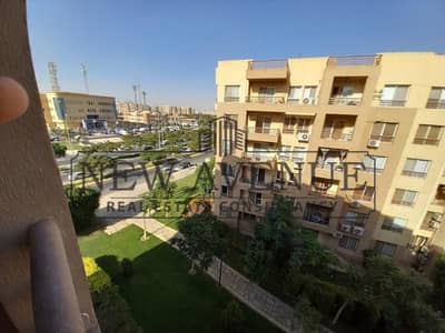 شقة مفروشة بالكامل في الطابق الرابع 3 غرف نوم و حمامان بإطلالة على الحديقة للبيع في مدينتي Madinaty
