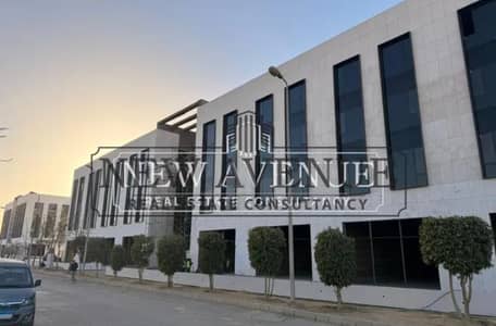 مكتب مشطب بالكامل جاهز للإستلام للإيجار في ووتر واي فيلات القاهره الجديده water way villas New Cairo
