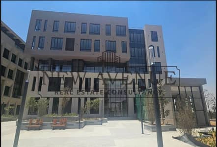 مكتب إداري كورنر مشطب بالكامل بالتكييفات للإيجار في ديستريكت 5 القاهره الجديده District 5 New Cairo