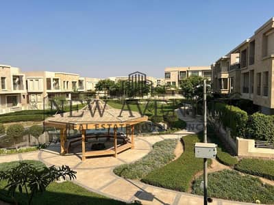 شقة جاهزة للسكن للبيع في تاج سيتي، مساحة ١٨٣ مترًا مربعًا، مفروشة بالكامل، تشطيب سوبر لوكس، ٣ غرف نوم