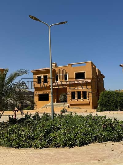 فيلا مستقلة في كمبوند قطاميه جاردنز، بمساحة مباني ٨٩٢ متر على أرض مساحتها ١٠٠٠ متر، استلام فوري - Katamya gardens