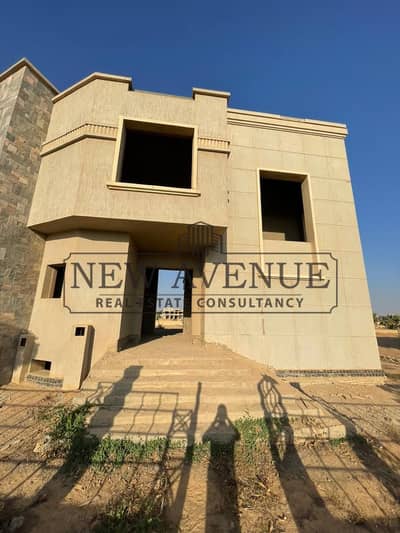 Standalone prime location in ivy  by new giza biggest land area ready to move 6 bedrooms