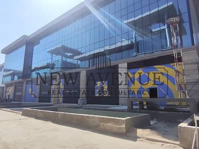 مكتب ٥٨٦ متر2 للإيجار بشارع 90 الجنوبي في ريدكون القاهره الجديده  Redcon New Cairo