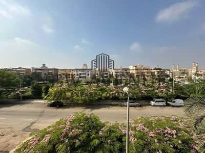 شقة بروف ٤ غرف نوم 260 مترمتشطب بالكامل علي فيو مفتوح جنينة في جنوب الاكاديمية ganob alacadmya