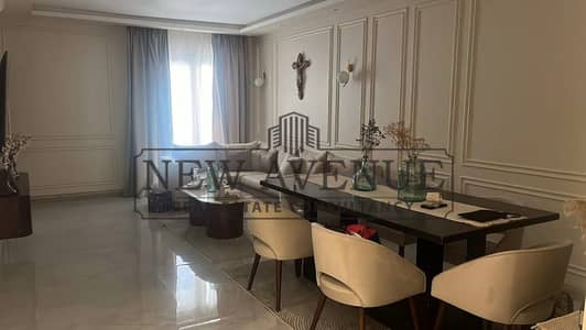 شقةارضى في جالاريا مون فالي galleria moon vally  للبيع متشطبة بحديقة موقع مميز بالمطبخ والتكييفات جاهزه للسكن
