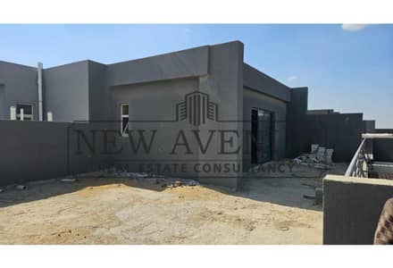 للبيع في هاسيندا ويست ألموند الساحل الشمالي Hacienda West من تطوير شركة بالم هيلز للتطوير العقاري بنتهاوس كورنر كامل التشطيب بإطلالة على البحر
