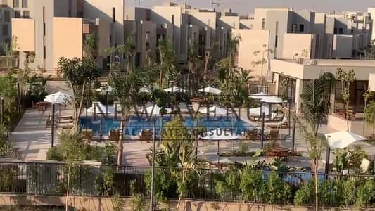 فيلا بموقع مميز بإطلالة كاملة علي النادي  و علي حمام السباحة  مباشرة  للبيع في كمبوند District 5 السعر شامل النادي و الصيانة