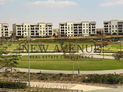 على البارك مباشرةً في Crescent شقة متشطبة بالكامل و بالمطبخ و التكيفات في افضل مكان في ميڤيدا اعمار Mivida