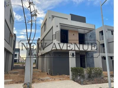مودرن فيلا بمساحة ٣٣٤م بموقع متميز للبيع في لا فيستا سيتى العاصمة الجديدة La Vista city New Capital ٤ حمامات ٤ غرف نوم غرفة معيشة
