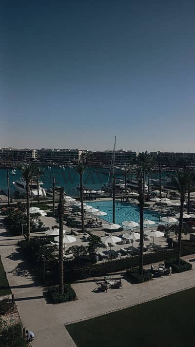 غرفة فندقية مفروشة بالكامل تري البحر مباشرة صف اول في Vida Hotel Marassi مباشرة علي المارينا