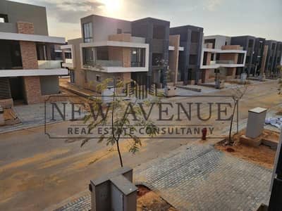 استلم الان و اسكن تاون هاوس كورنر فيلا تطل علي اكبر مساحات مائيه و خضراء بسعر مغري جداً   Midtown new capital