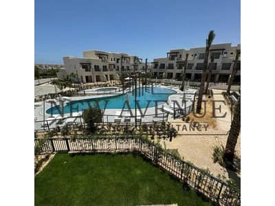 تاون هاوس  مفروش مع التكييفات للبيع في الصف الأول بإطلالة على حمام السباحة في Marassi الساحل الشمالي مرحلة Riva جاهز للاستلام من إعمار