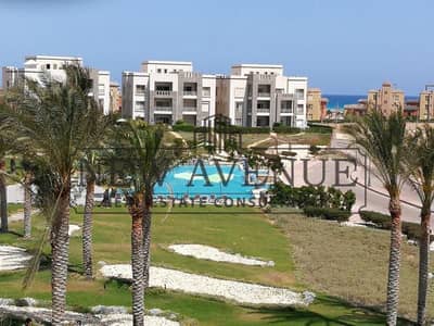 بنتهاوس جاهز للسكن بتشطيبات عالية الجودة و مفروش بالتكييفات بإطلالة بحرية وفناء خاص للبيع في أمواج الساحل الشمالي Amwaj north coast من تطوير الأهلي صب
