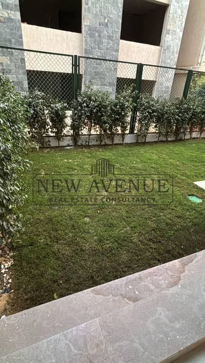 شقة أرضي مع حديقة للبيع استلام فوري متشطبه مع المطبخ والتكييفات فيGalleria moon valley جاليريا مون فالي التجمع الخامس