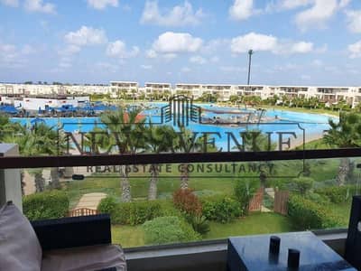 شاليه جاهز للسكن بتصميم عصري وتشطيبات فاخرة مفروش بالكامل بالتكييفات وإطلالة على البحيرة للبيع في أمواج الساحل الشمالي من تطوير الأهلي صبور