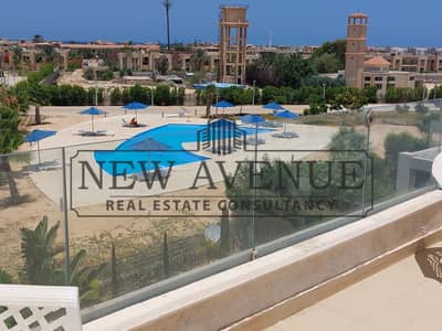 بنتهاوس متشطب بالكامل  في هايسيندا باي Hacienda Bay الساحل الشمالي  موقع مميز   مطل على حمام السباحة استلام فوري