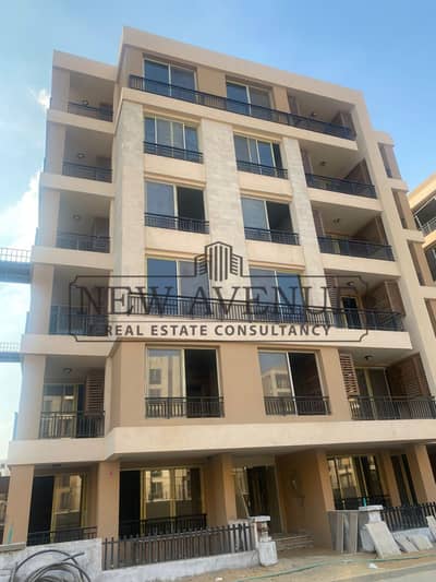 شقة جاهزة للسكن للبيع في تاج سيتي Taj city مساحة مباني ١٥٧ مترًا  دور أول  ٣ غرف نوم  ٣ حمامات إطلالة على الحديقة