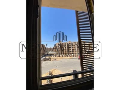 شقة جاهزة للاستلام بإطلالة على البحيرة وموقع مميز في تاج سيتي taj city