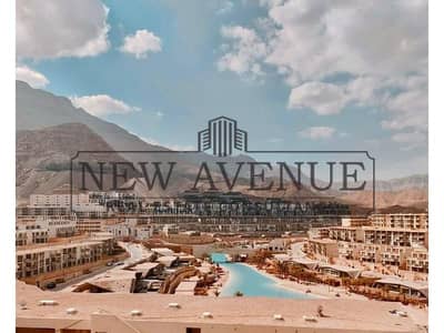 تاون هاوس للبيع في المونت جلالة، بإطلالة جزئية على البحيرة والبحر، جاهز للسكن، تشطيب كامل، ٣ غرف نوم