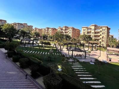 شقة كاملة التشطيب للبيع في حياتى ريزيدنس القاهرة الجديدة قريبه من الرحاب في كمبوند هادي و اقل من سعر السوق موقف سيارة خاص