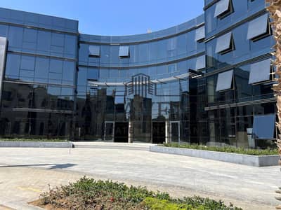 مكتب أرضي كورنر مشطب للإيجار في كاريرو بيزنس بارك القاهره الجديده Cairo business park New Cairo