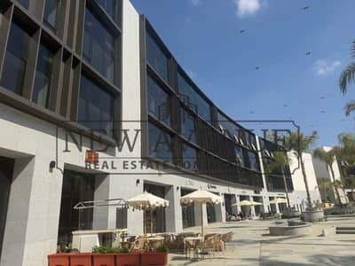 مكتب إداري مع موقف سيارات تحت للإيجار في lake view ، القاهرة الجديدة، مزود بمصاعد عالية السعة