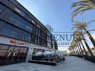 مكتب إداري مع موقف سيارات تحت للإيجار في lake view ، القاهرة الجديدة، مزود بمصاعد عالية السعة